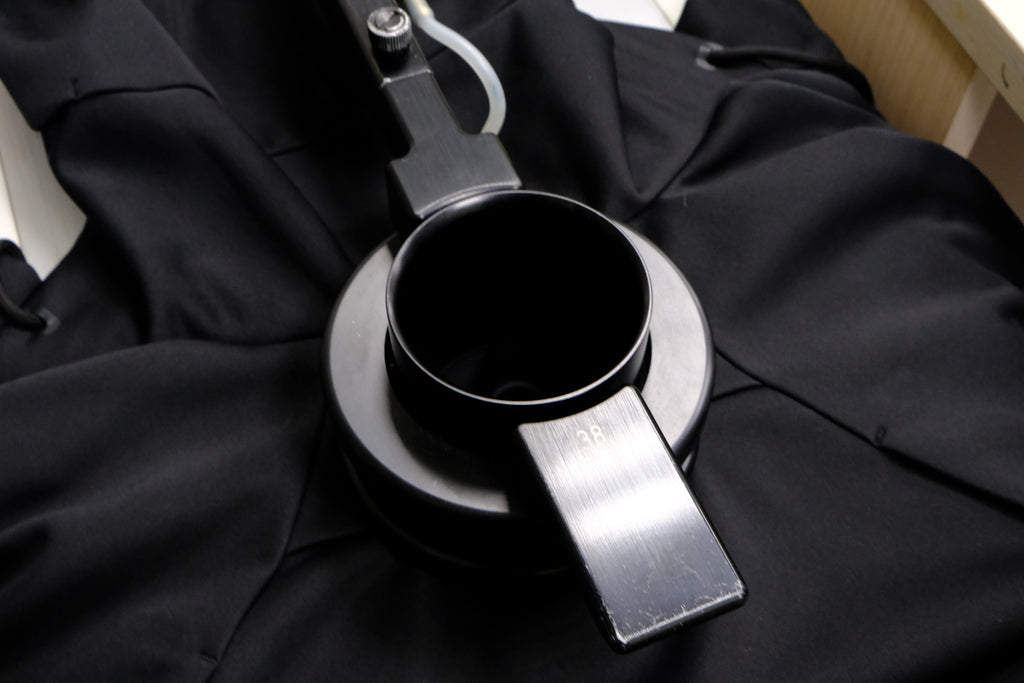 防風性のある衣服はなぜ必要なのでしょうか? また、どのようにテストするのでしょうか? 